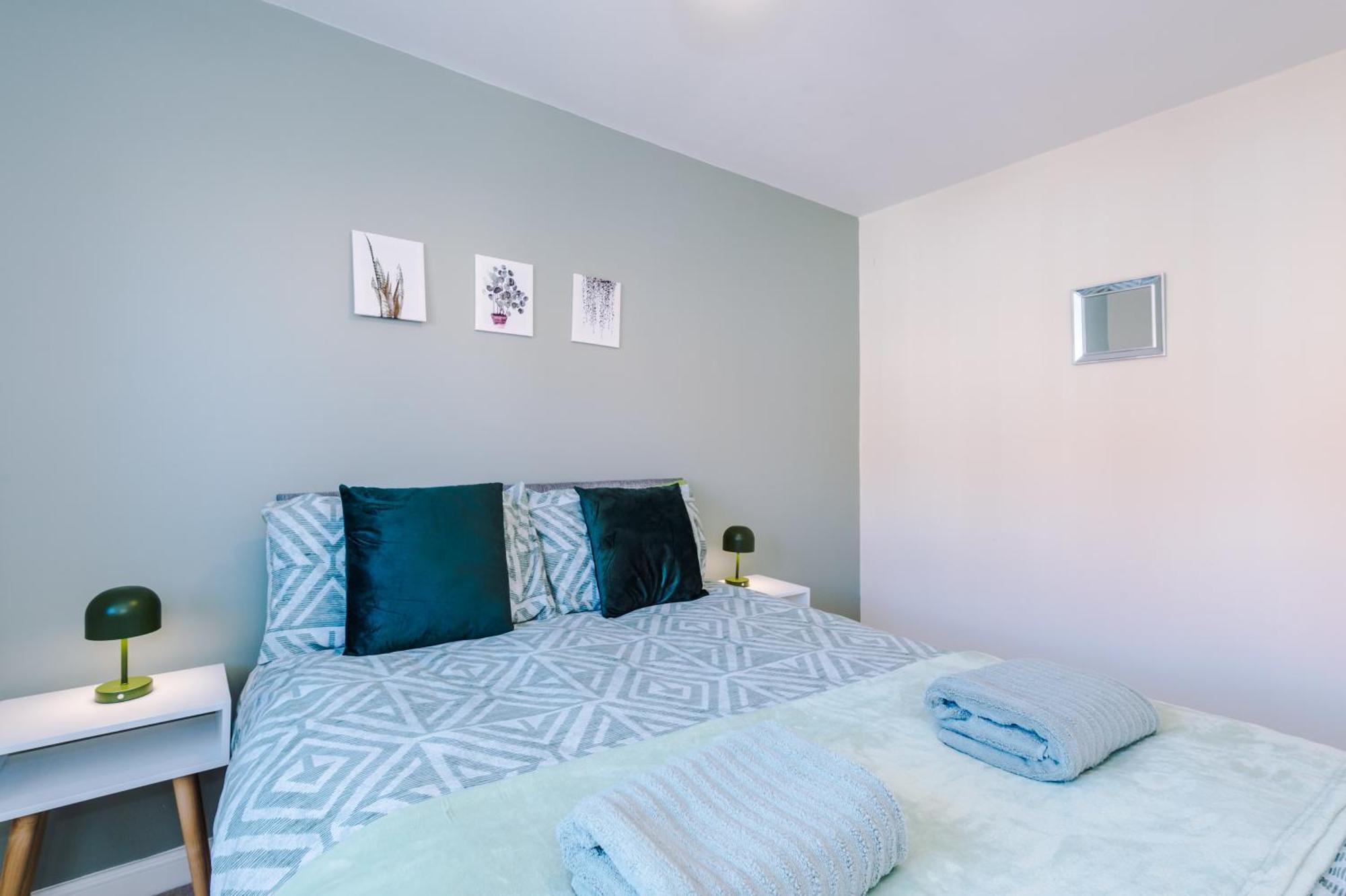 Modern Semi Detached In A Quiet Location, Driveway Parking Villa Ewloe Bagian luar foto