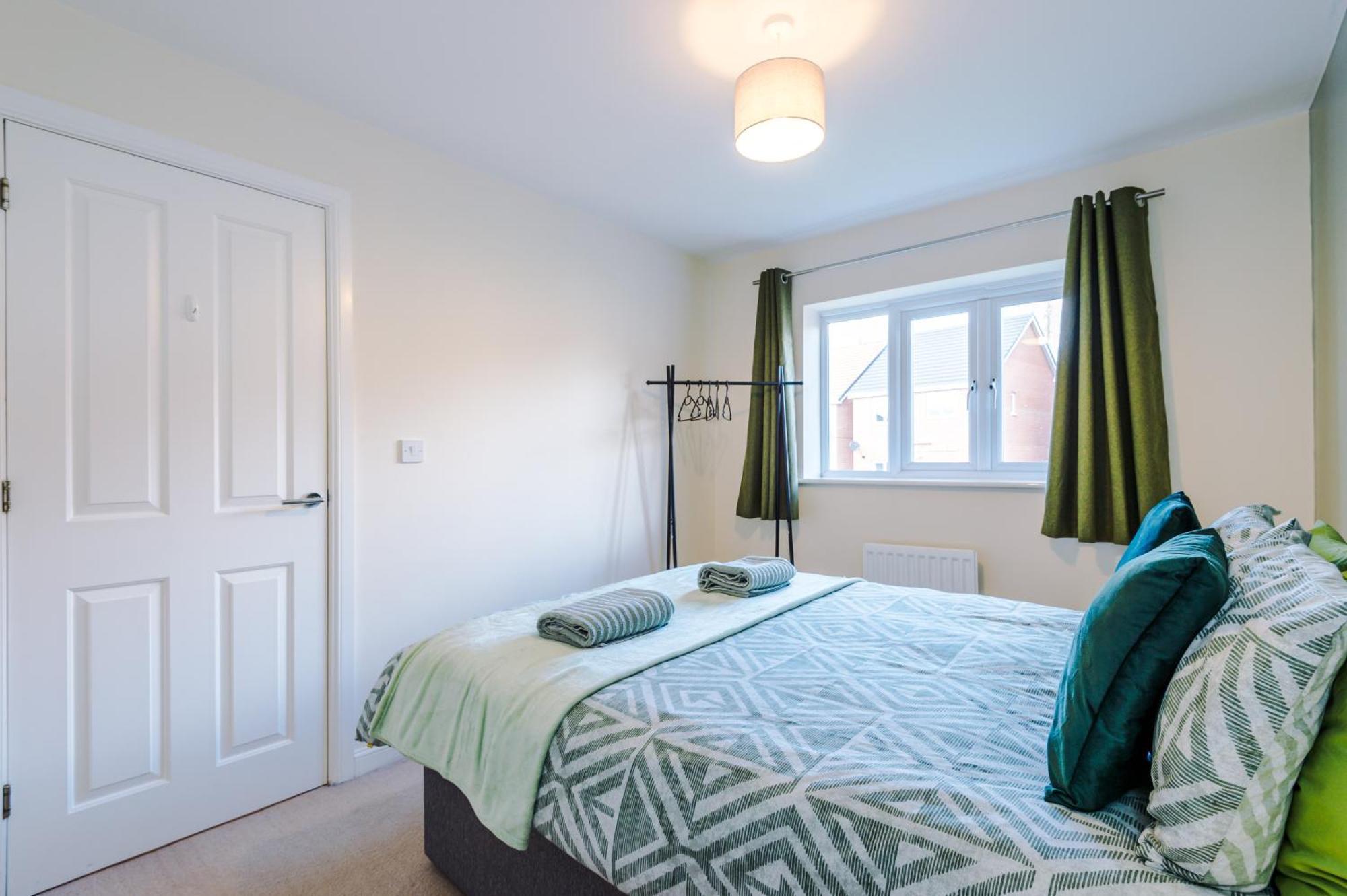 Modern Semi Detached In A Quiet Location, Driveway Parking Villa Ewloe Bagian luar foto