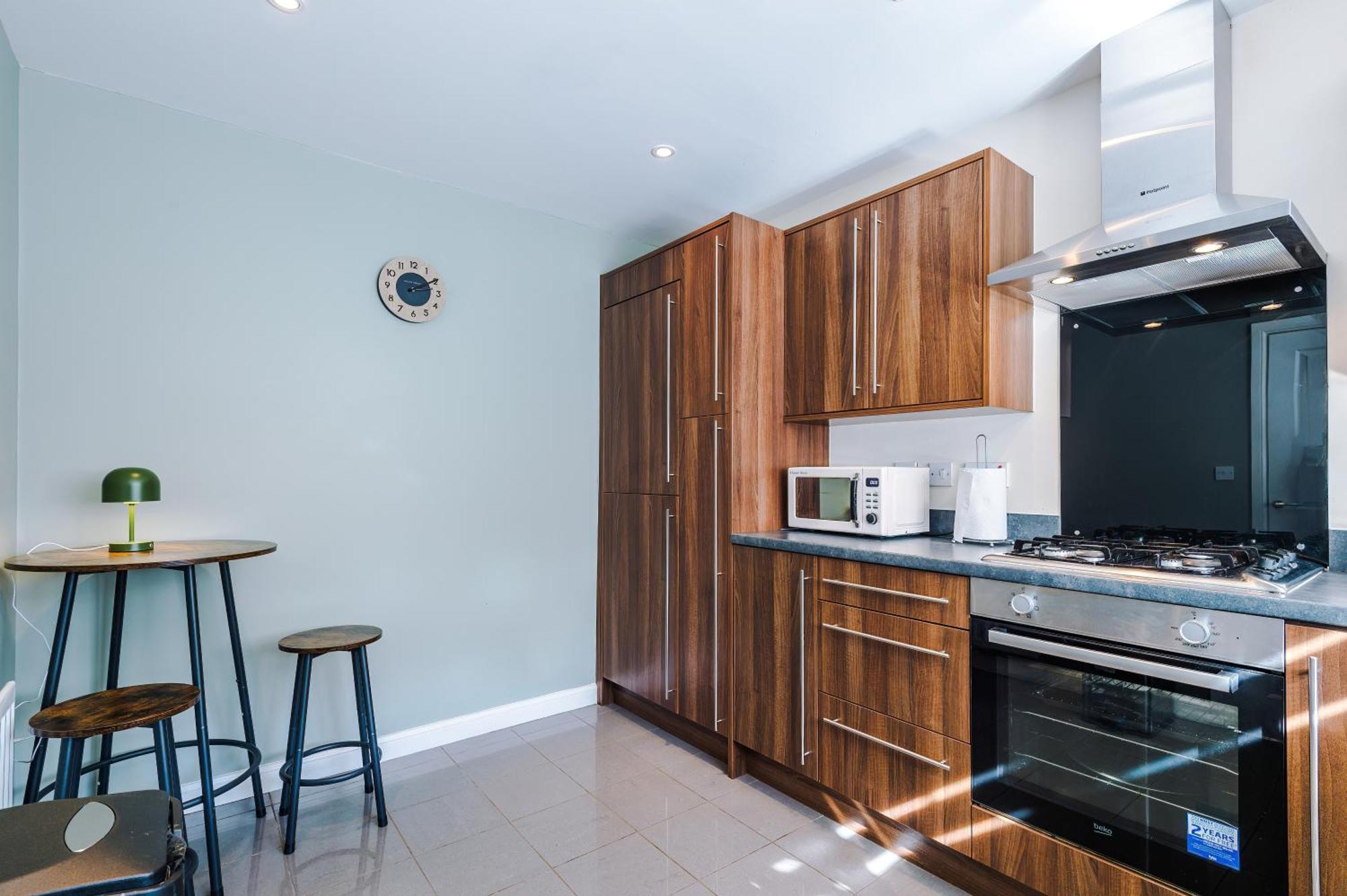 Modern Semi Detached In A Quiet Location, Driveway Parking Villa Ewloe Bagian luar foto