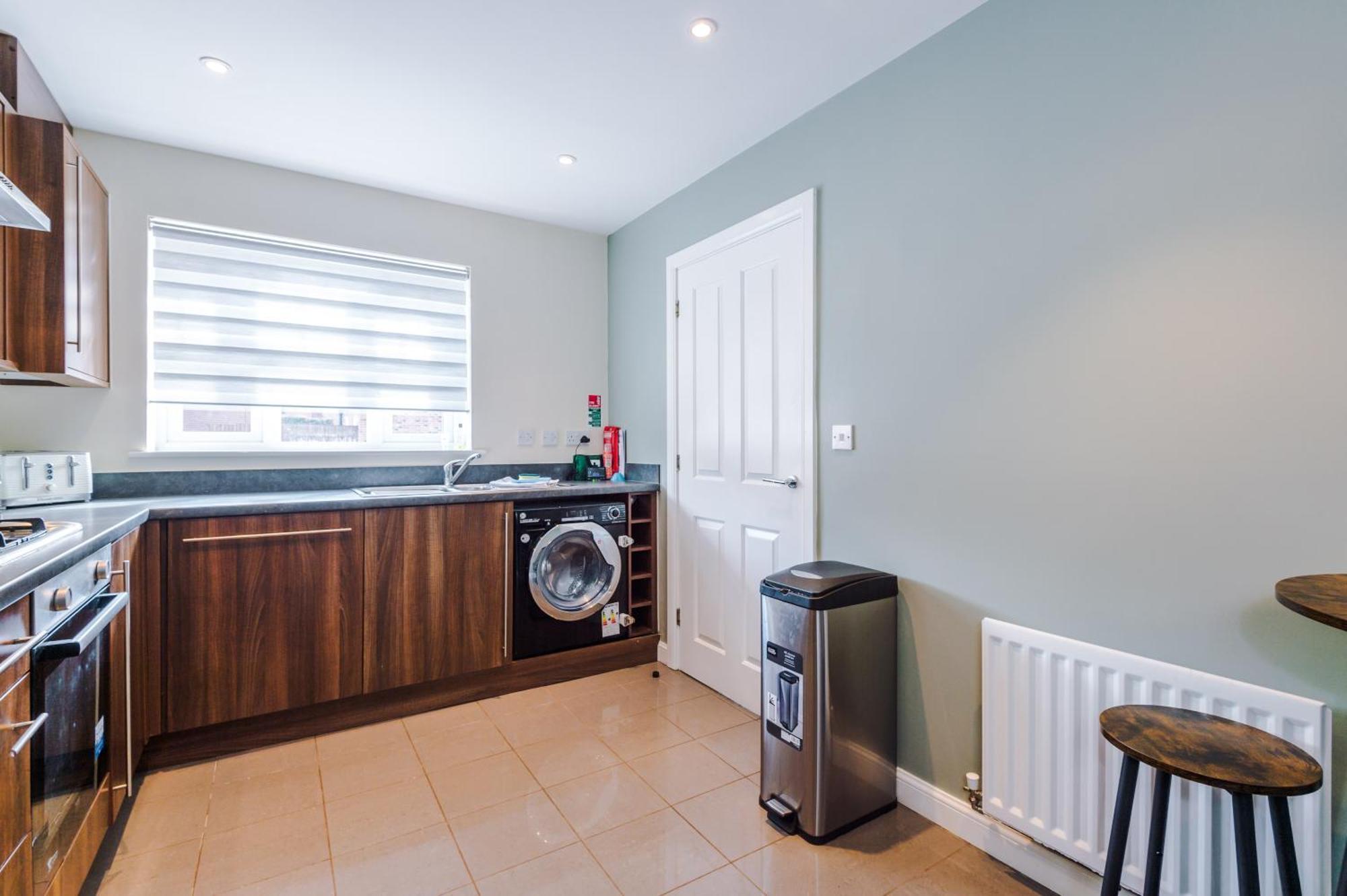 Modern Semi Detached In A Quiet Location, Driveway Parking Villa Ewloe Bagian luar foto