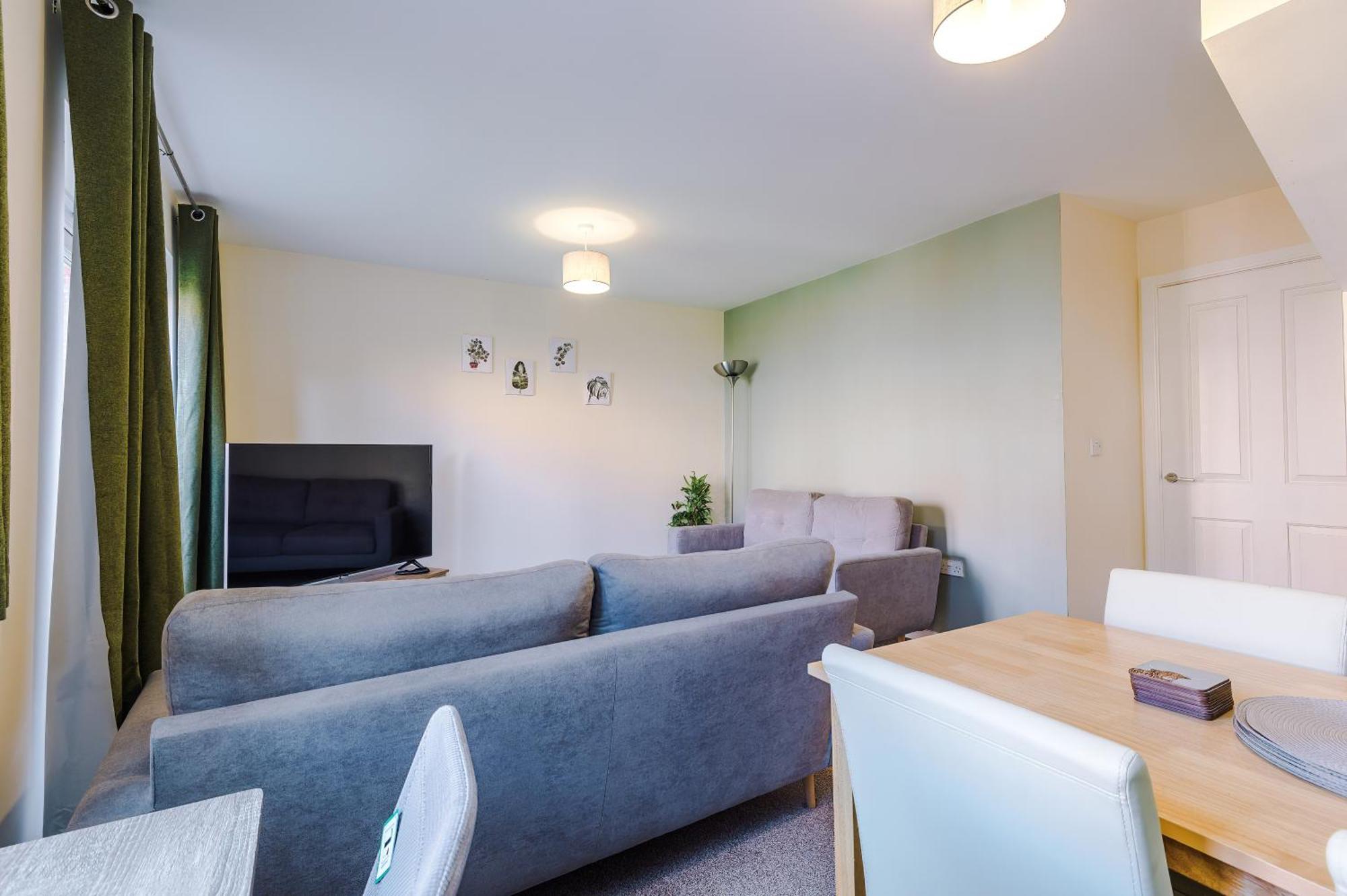 Modern Semi Detached In A Quiet Location, Driveway Parking Villa Ewloe Bagian luar foto