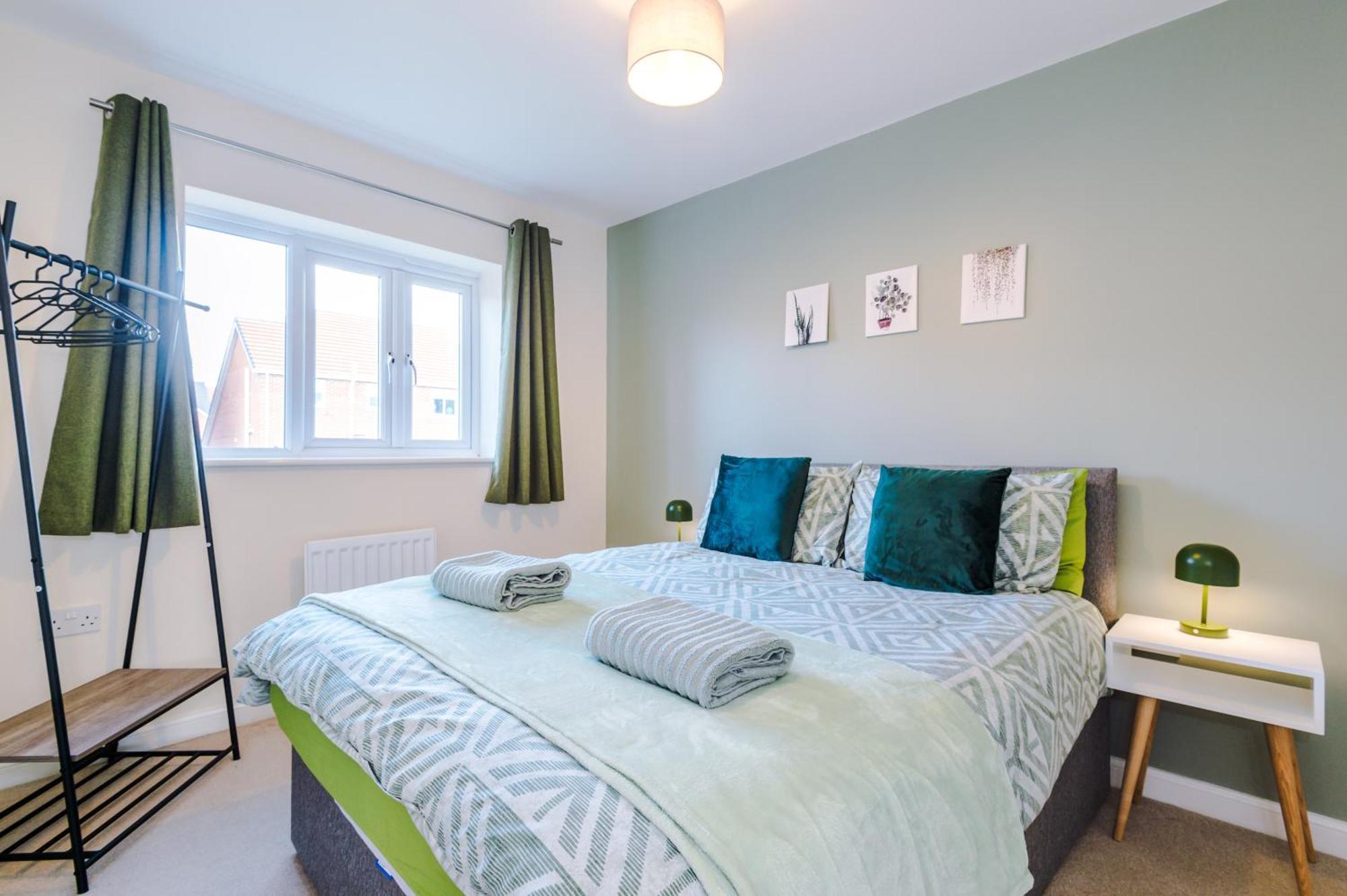 Modern Semi Detached In A Quiet Location, Driveway Parking Villa Ewloe Bagian luar foto