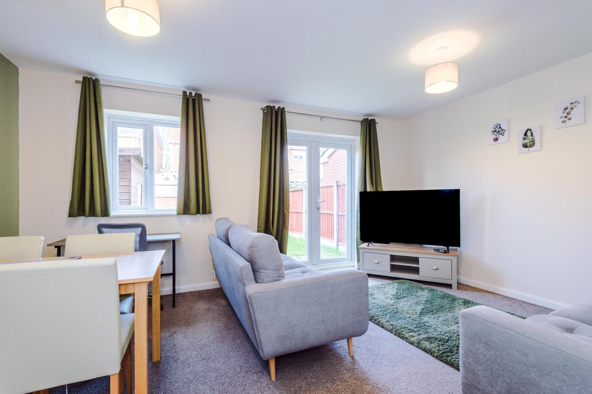 Modern Semi Detached In A Quiet Location, Driveway Parking Villa Ewloe Bagian luar foto