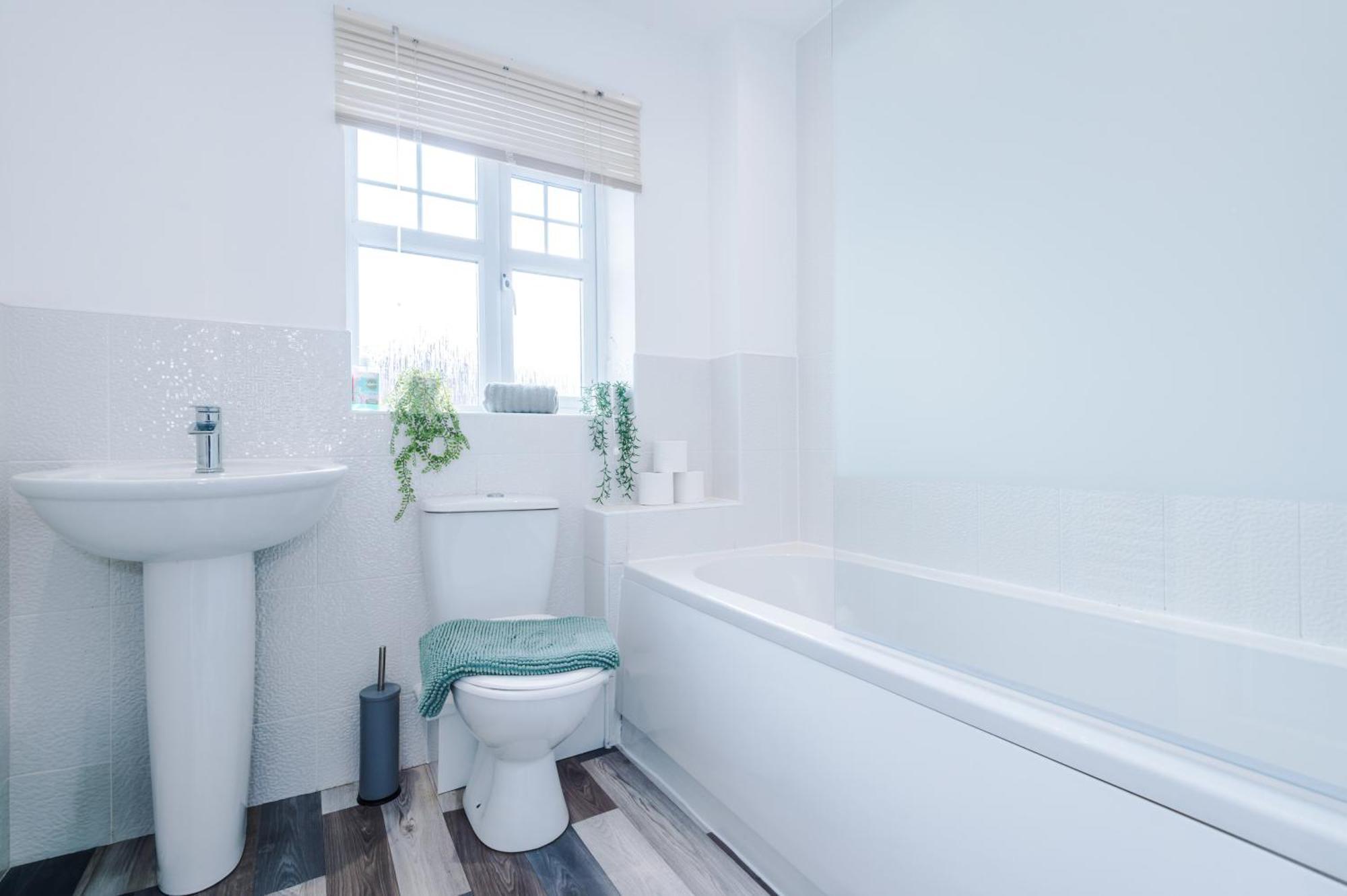 Modern Semi Detached In A Quiet Location, Driveway Parking Villa Ewloe Bagian luar foto
