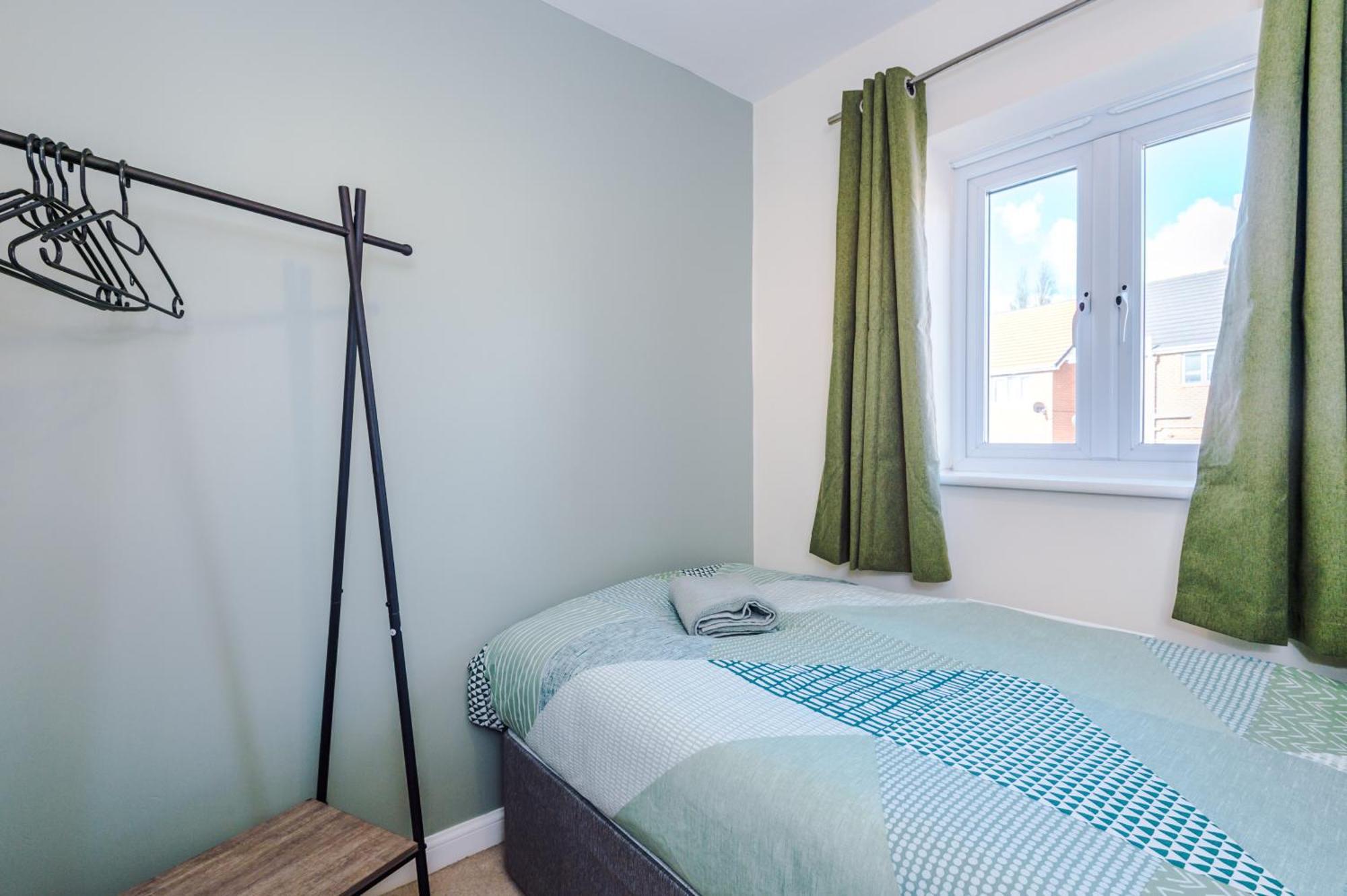 Modern Semi Detached In A Quiet Location, Driveway Parking Villa Ewloe Bagian luar foto