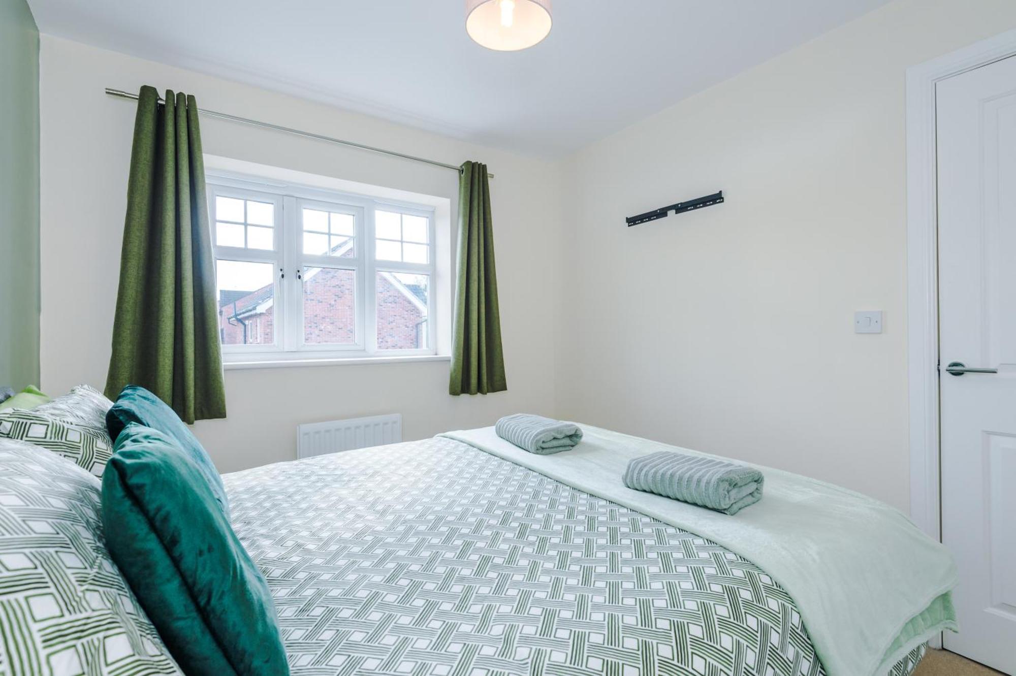 Modern Semi Detached In A Quiet Location, Driveway Parking Villa Ewloe Bagian luar foto